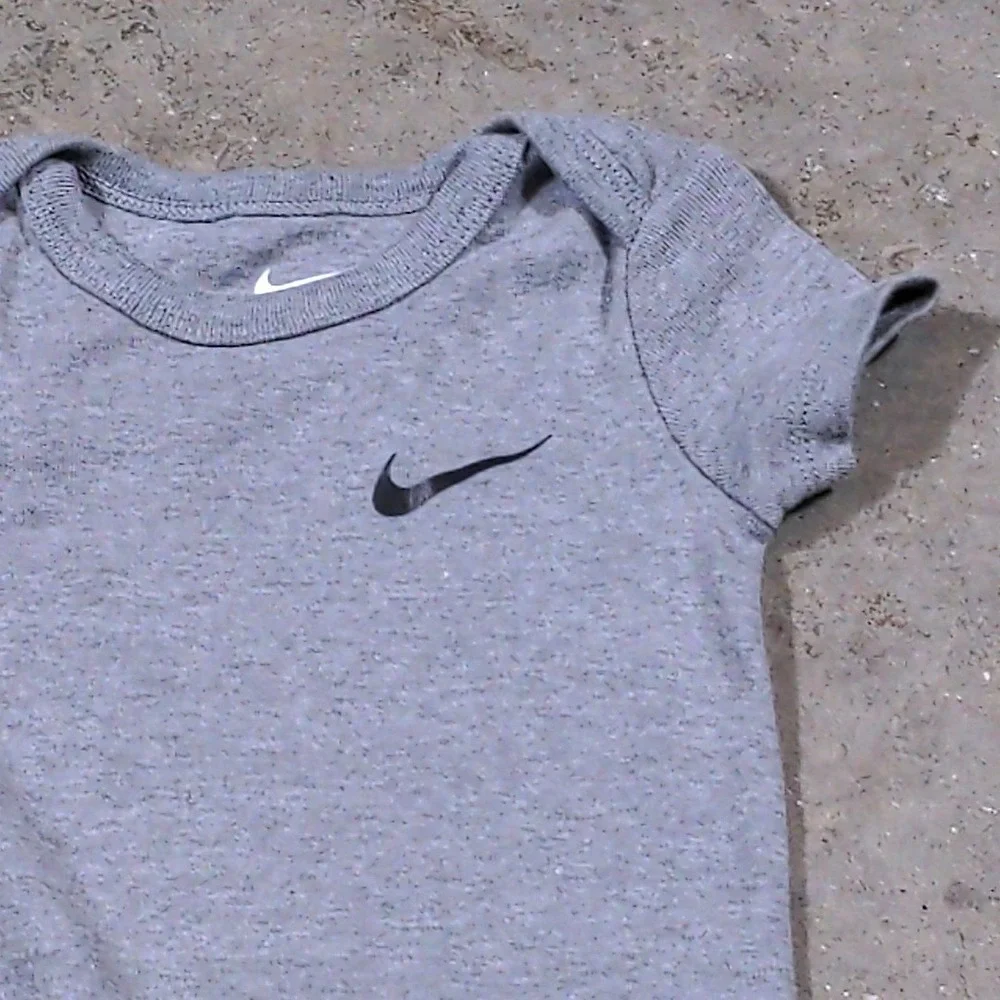 Nike Baby Bodysuit‎ Gray Heather Short Sleeve Swoosh Logo Size 9M Infant